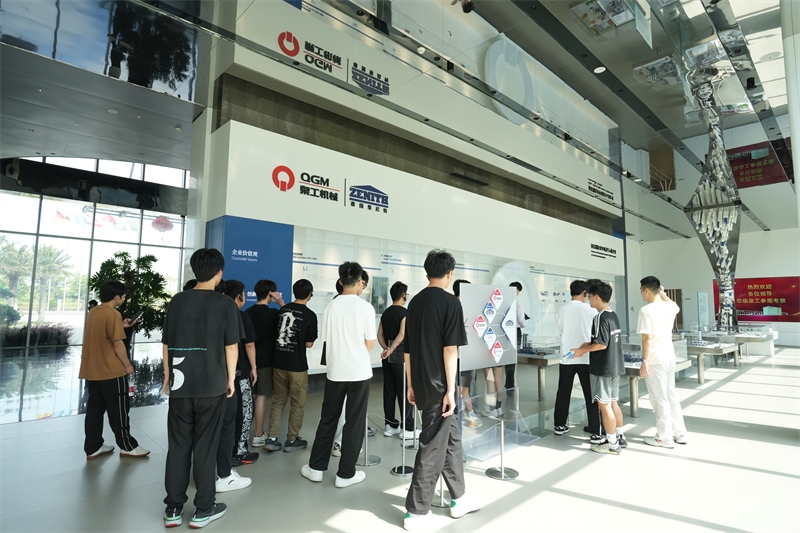 Liming Vocational University külastas Fujian Quangong Machinery Co.,Ltd tööarenduse programmi raames.