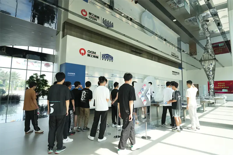 Liming Vocational University külastas Fujian Quangong Machinery Co.,Ltd tööarenduse programmi raames.