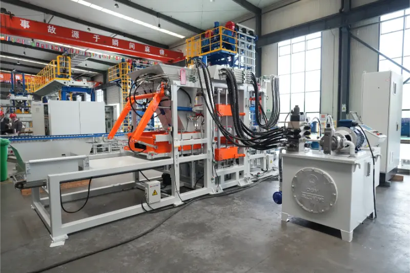 Quangong Machinery Co., Ltd. täisautomaatne telliste valmistamise tootmisliin QT6 võimaldab toota tahketest jäätmetest väga tulusat tellist